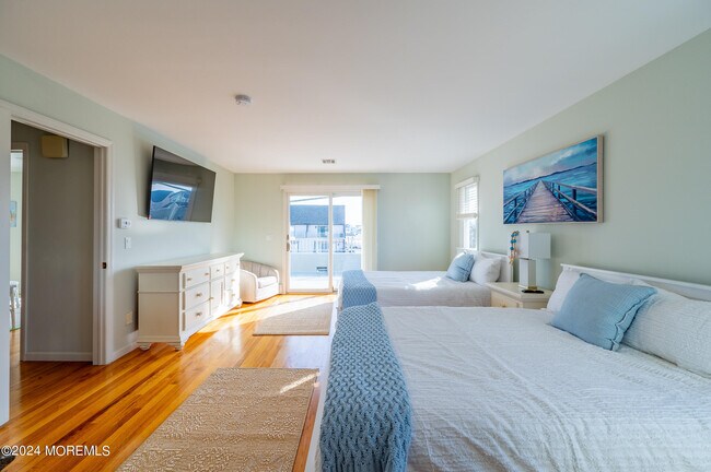 Building Photo - 409 6th Ave