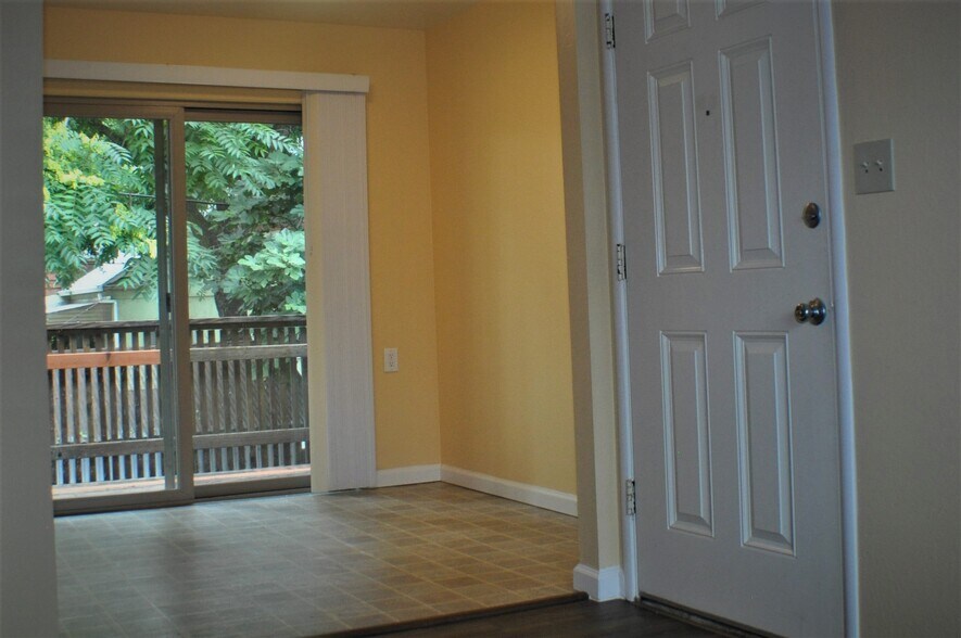 Building Photo - 404 Oak Street