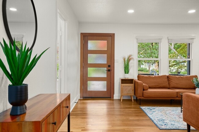 Building Photo - 1207 Romeria Dr