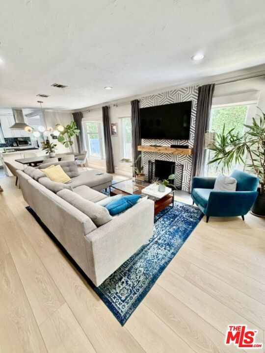 Building Photo - 1202 N Poinsettia Pl