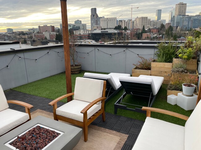 Building Photo - Beautiful Cap Hill 3 bed 2 bath View Townh...