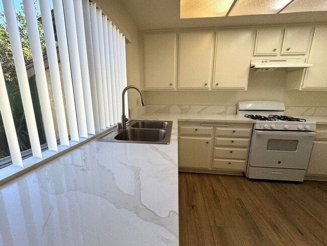 Building Photo - Spacious 3+2.5 Townhome in Woodbridge Park