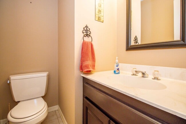 Building Photo - 3 bed, 2.5 bath Duplex