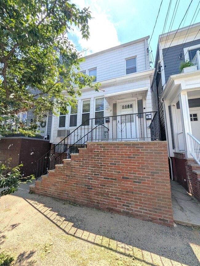 Building Photo - 69 Beacon Ave