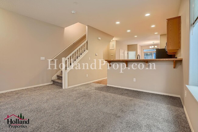 Building Photo - Charming End-Unit Townhouse in a Prime Loc...