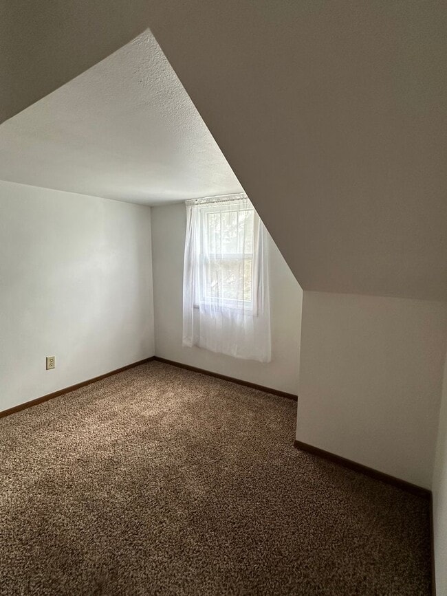 Building Photo - 3 Bedroom Home