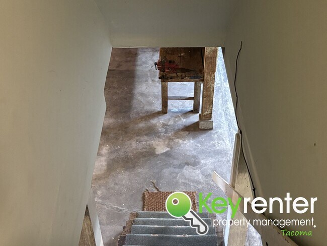 Building Photo - Spacious Craftsman in Lincoln District wit...