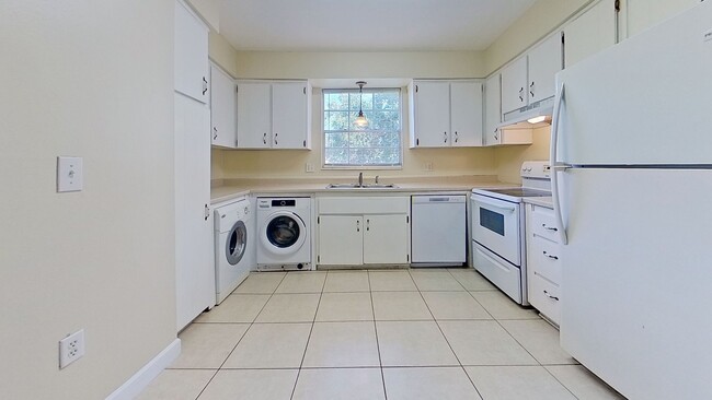 Building Photo - Spacious 3Bed/2Bath Condo in Colonial Point!