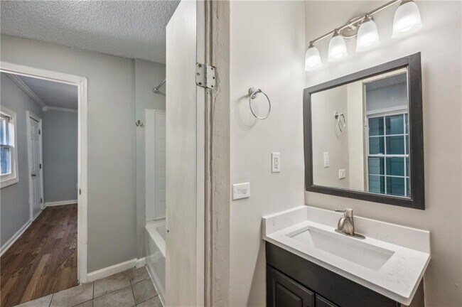 Building Photo - 2762 Dresden Dr