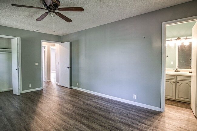 Building Photo - Lake DeSoto Area | Home |Unfurnished