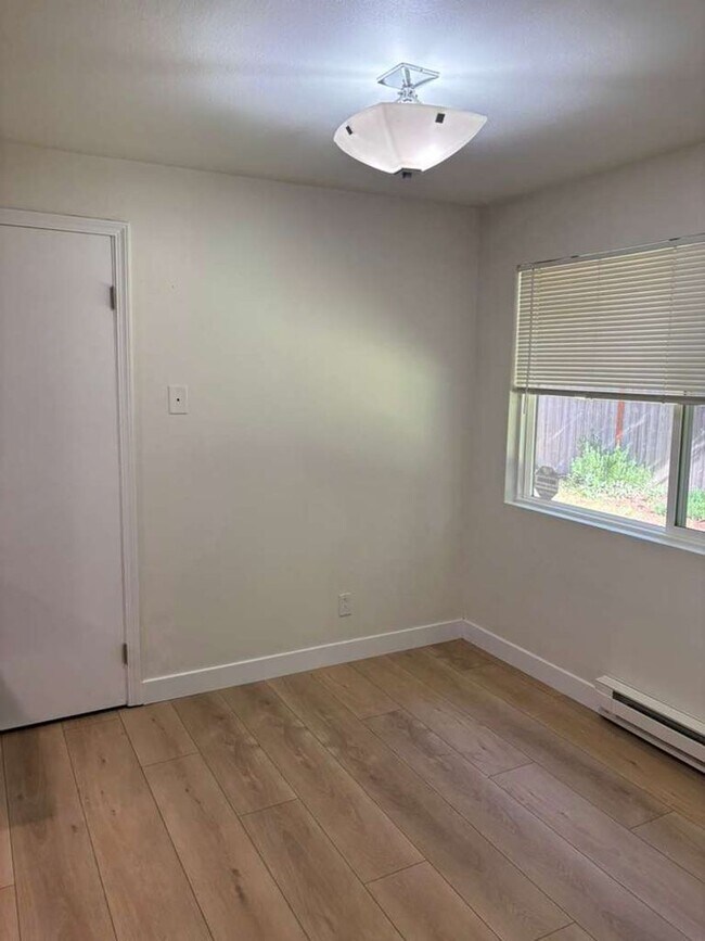 Building Photo - Beautiful remodeled ground floor 2 bedroom 1.5 bath