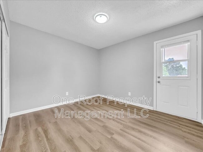 Building Photo - 2000 Chateau Dr