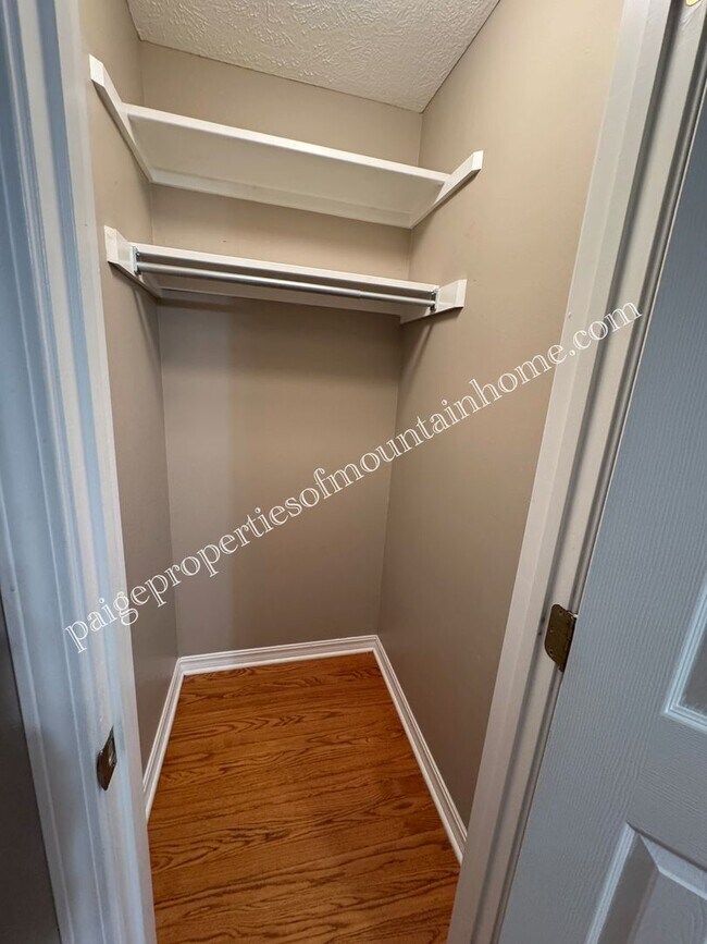 Building Photo - Charming 2-bedroom, 1-bath