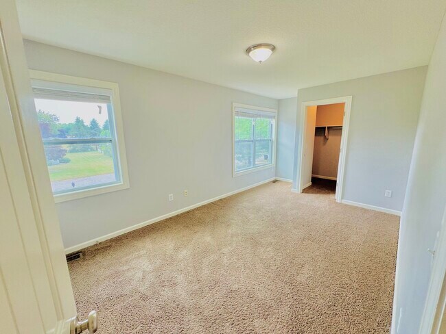 Building Photo - 2102 Oakwood Dr