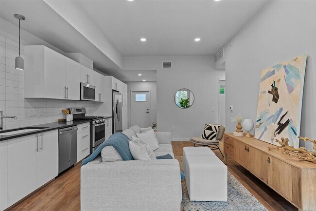Building Photo - 4004 Banister Ln