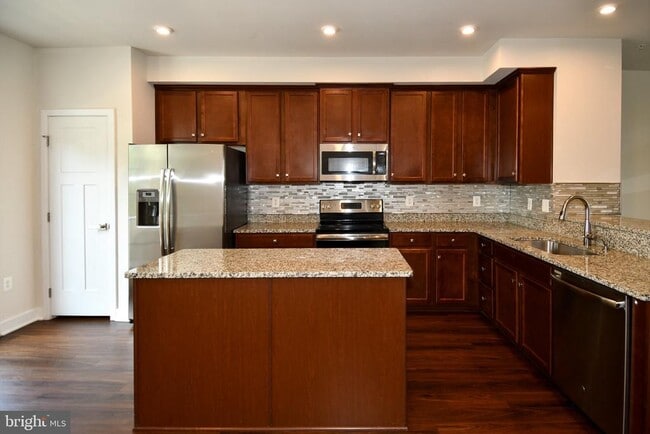 Building Photo - 4917 Crest View Dr