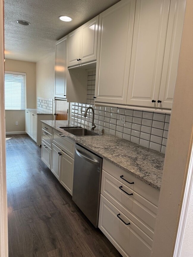 Building Photo - Recently Remodeled Home in Charming Neighborhood