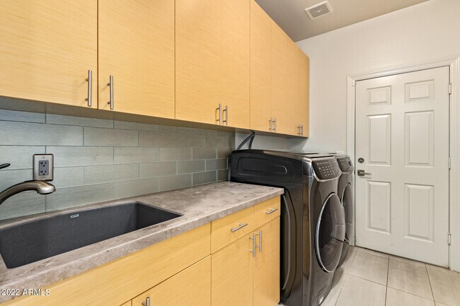 Building Photo - 7479 E Sunnyvale Dr