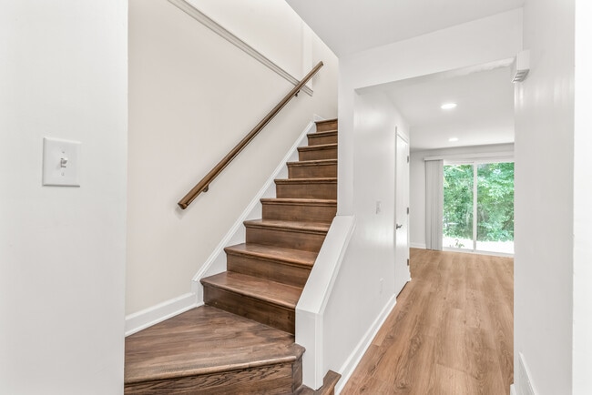 Building Photo - 9726 Old Gate Dr