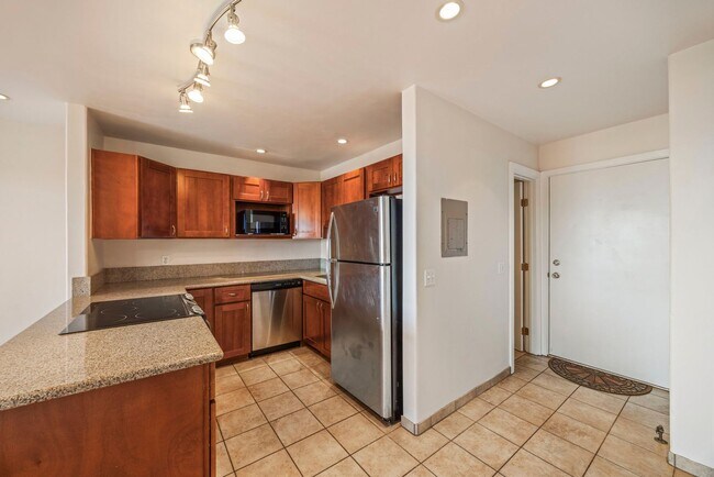 Building Photo - Top-floor, ocean-view 1BR/1BA condo in Honokowai — close to Honokowai Beach Park and Bad Ass Coffee.