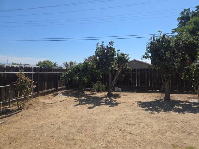 Building Photo - Spacious Home!!