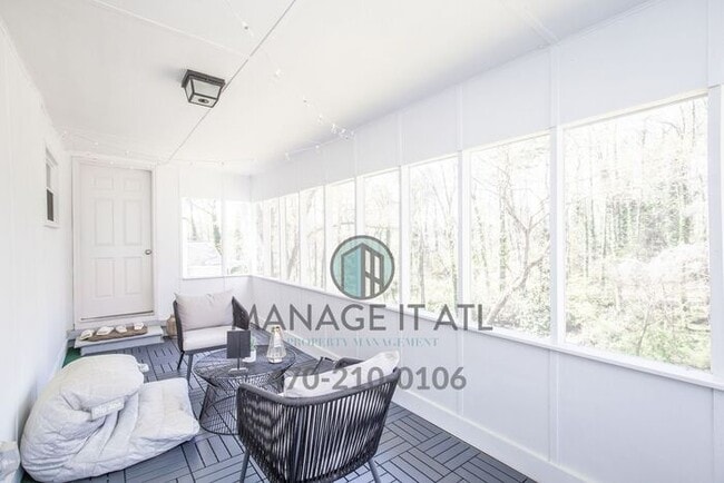Building Photo - FULLY RENOVATED 2 Bedroom House close to I...