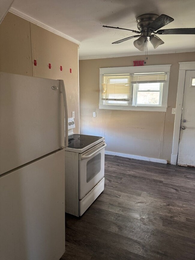 Building Photo - Charming 3-Bedroom Property in Prime Location