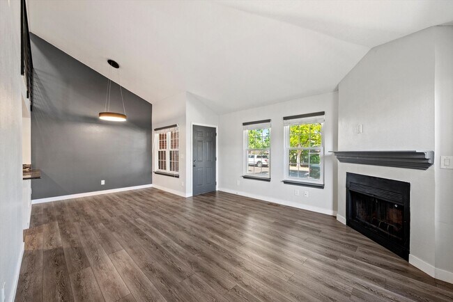 Building Photo - Bright & Spacious 2BR/2BA Townhome with Loft, Fireplace & Private Garage