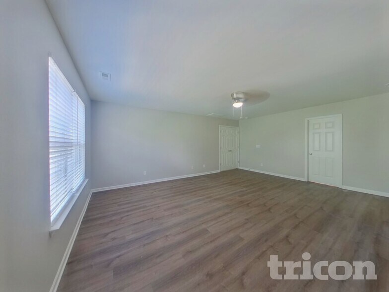 Building Photo - 11035 Elven Dr