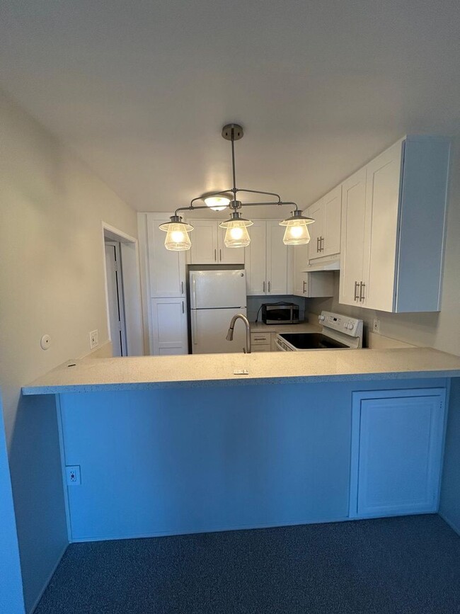 Building Photo - Spacious 1 bedroom Condo with Beautiful Views! Water, sewer, and trash included! Move In Ready! M...