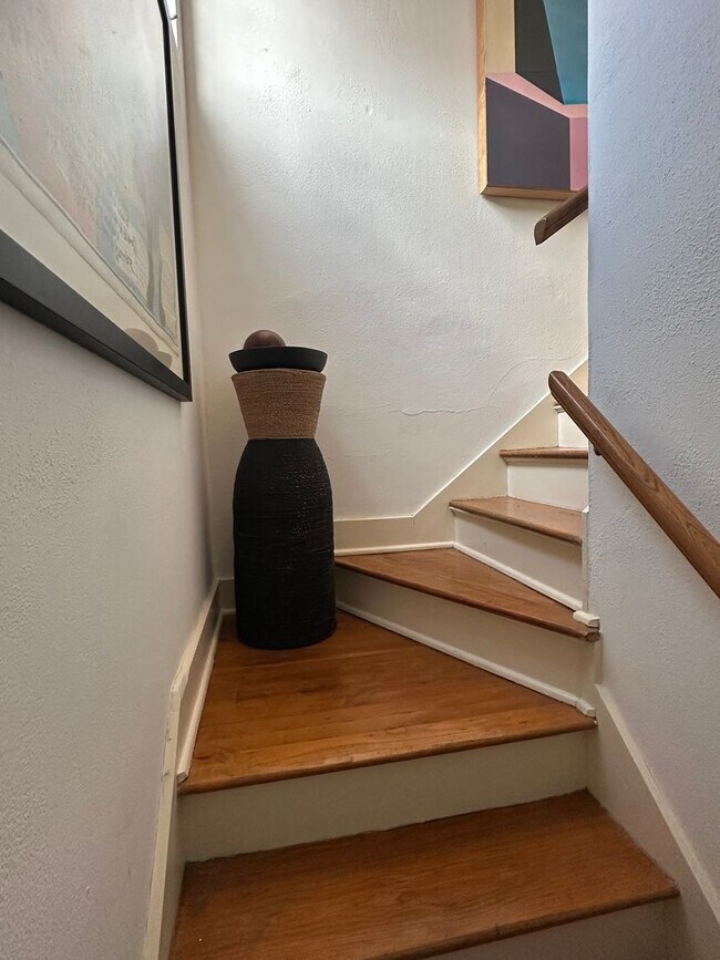 Building Photo - F28