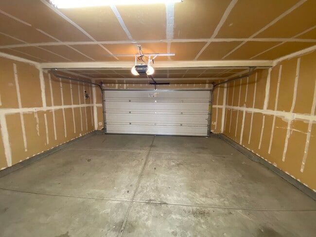 Building Photo - Spacious Two Story Home in SW Visalia comi...