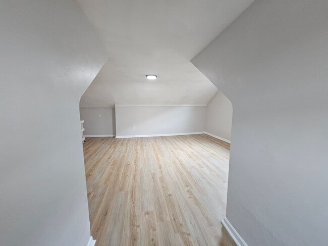 Building Photo - Newly Updated 3 bedroom 1 bath apartment i...