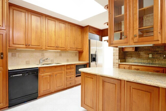 Building Photo - Sparkling and Spacious