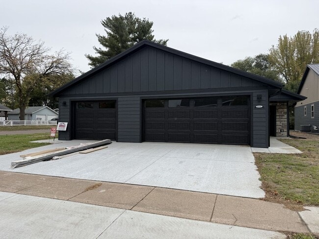 Building Photo - 419 2nd St E