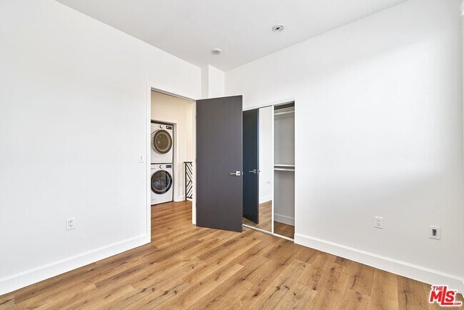 Building Photo - 14550 Burbank Blvd