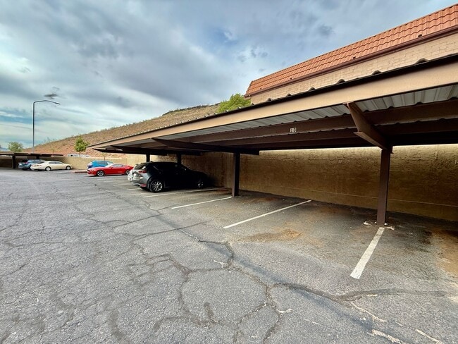 Building Photo - One Bedroom, TWO Bath apartment in Downtow...