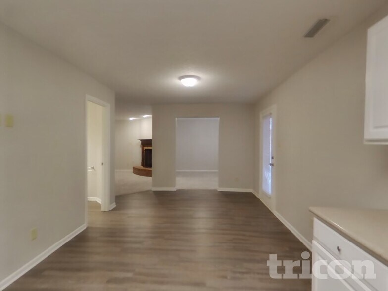 Building Photo - 2322 Edgewater Cir