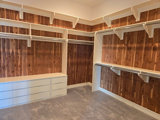 Building Photo - Luxurious home available immediately.