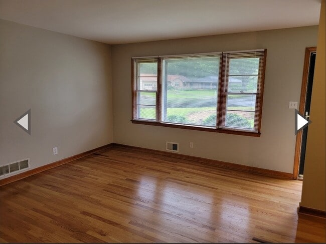 Building Photo - 2965 Bobolink Dr
