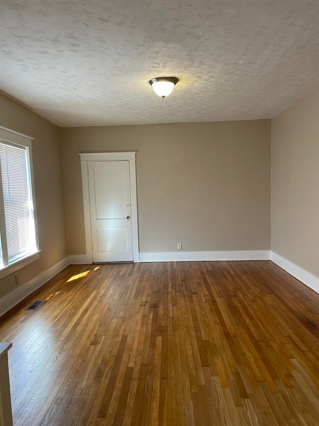 Building Photo - 2526 Yale Ave