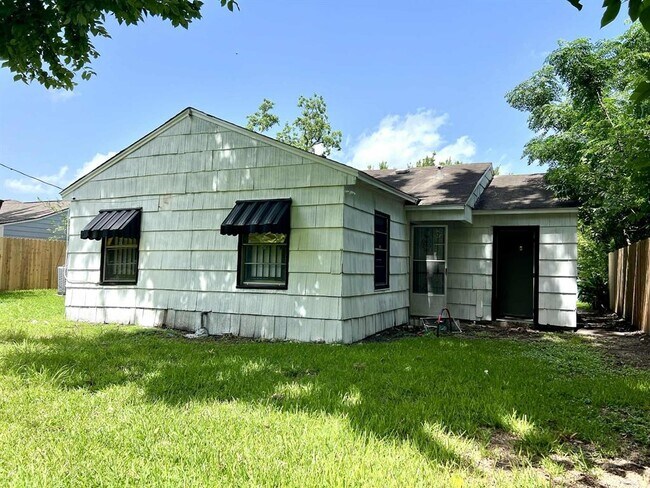 Building Photo - 9529 Chesterfield Dr