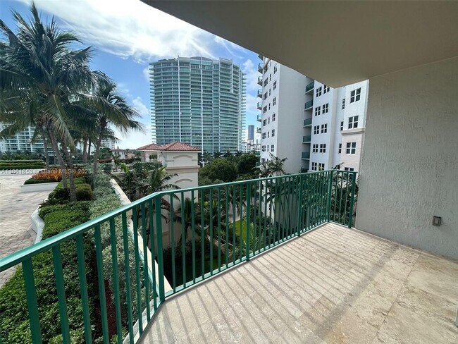Building Photo - 19900 E Country Club Dr