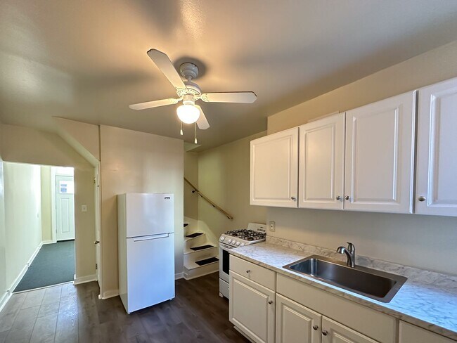 Building Photo - Bright 2 Bed 1 Bath Townhome w/ Den in But...