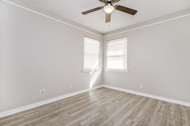 Building Photo - 2306 SW 8th Ave