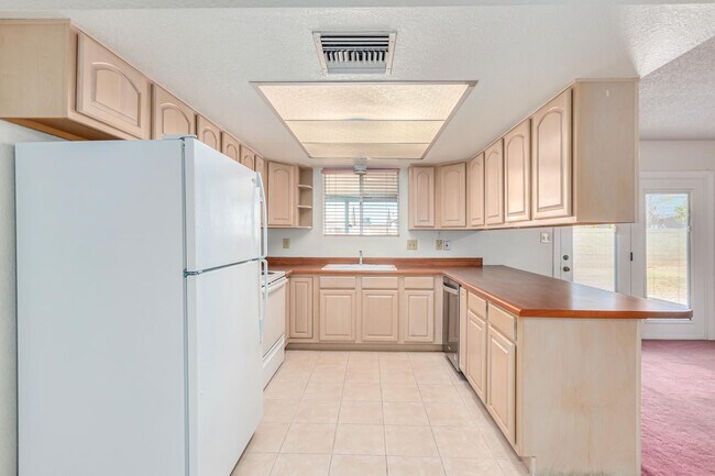 Building Photo - 1432 S Oracle