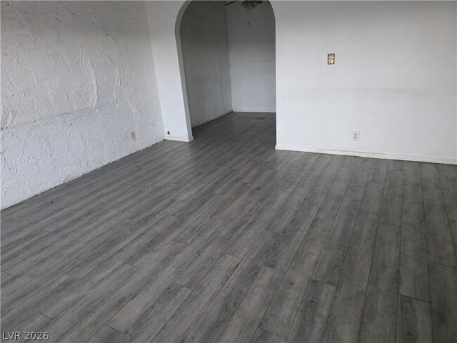 Building Photo - 595 S Royal Crest Cir