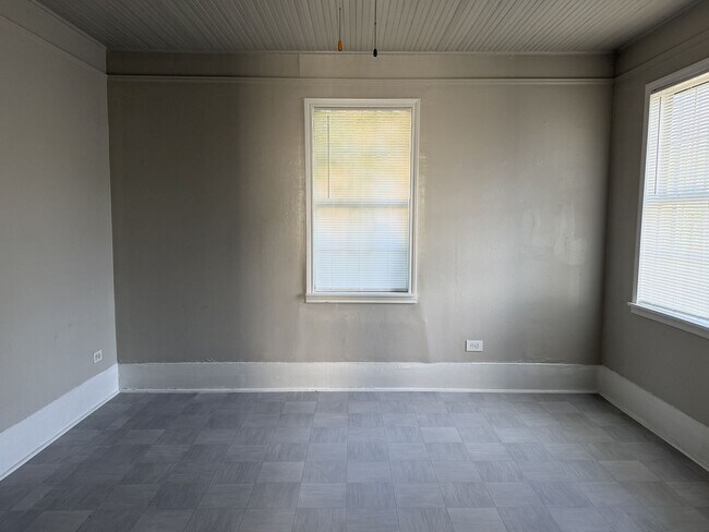 Building Photo - Single Story 2-Bedroom Home Ready for Move In!