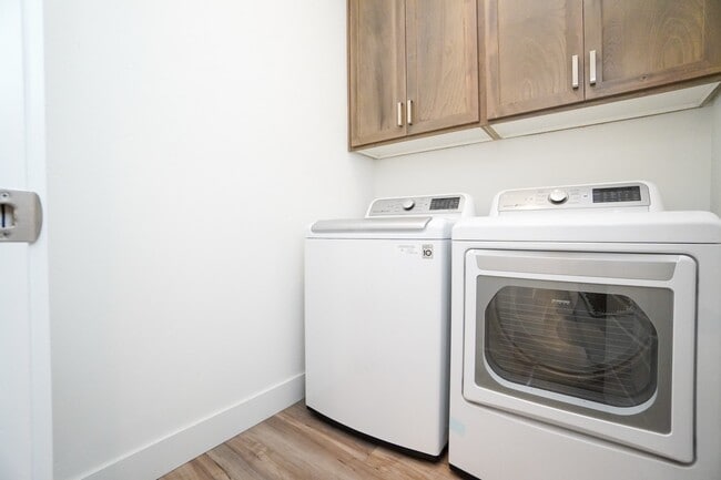 Building Photo - 5967 W Daphne Dr