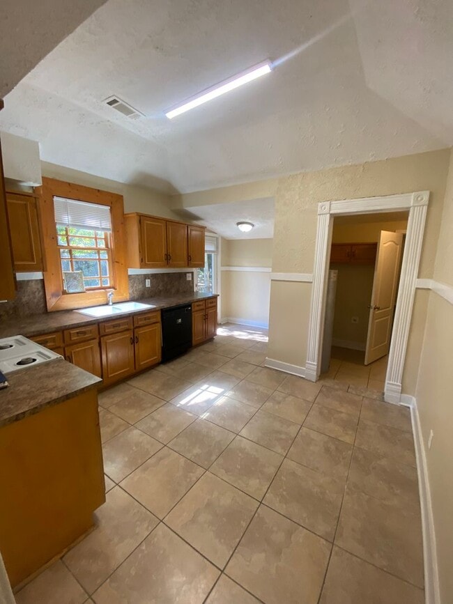 Building Photo - **AVAILABLE NOW**Midtown Columbus, GA 3 or 4 Bedroom / 2 Bathroom Home for Rent***